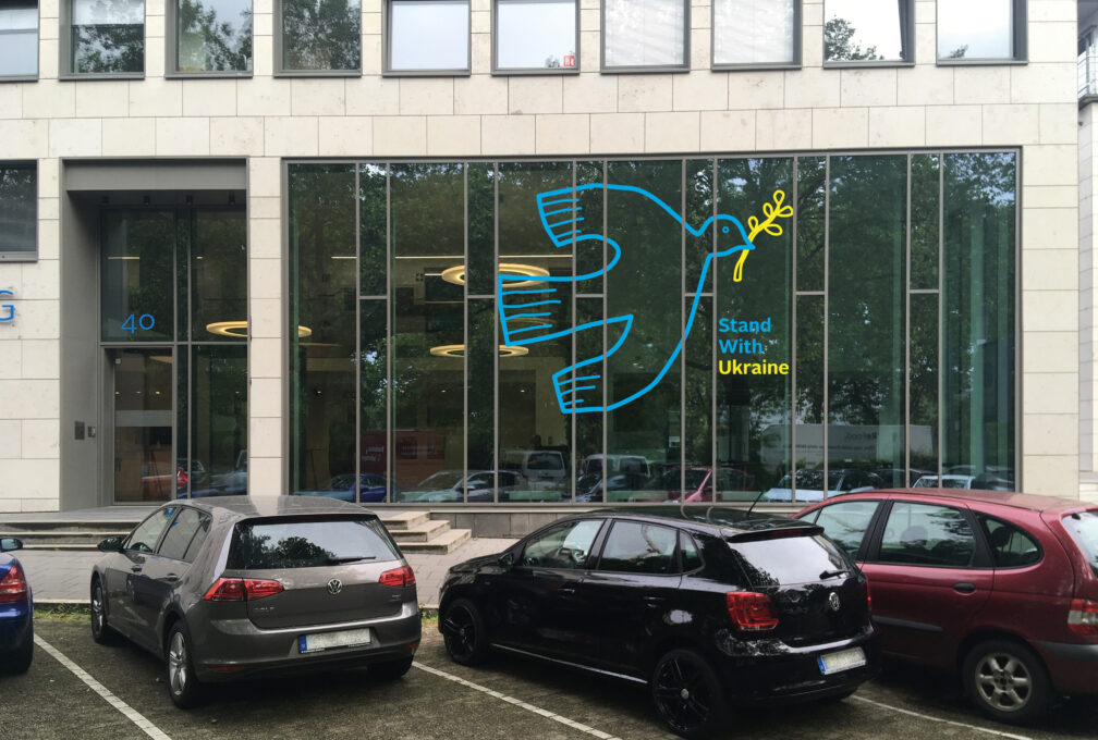 Fassade der Stiftung Mercator in Essen mit dem Schriftzug "Stand with Ukraine" und Friedenstaube